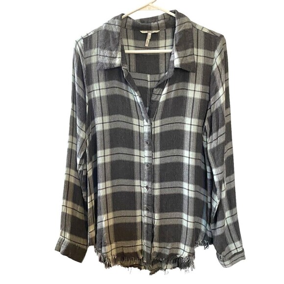 BKE Eased Womens Gray Split V-Neck Soft 100% Rayon Plaid Button Up Shirt Small - Picture 3 of 12